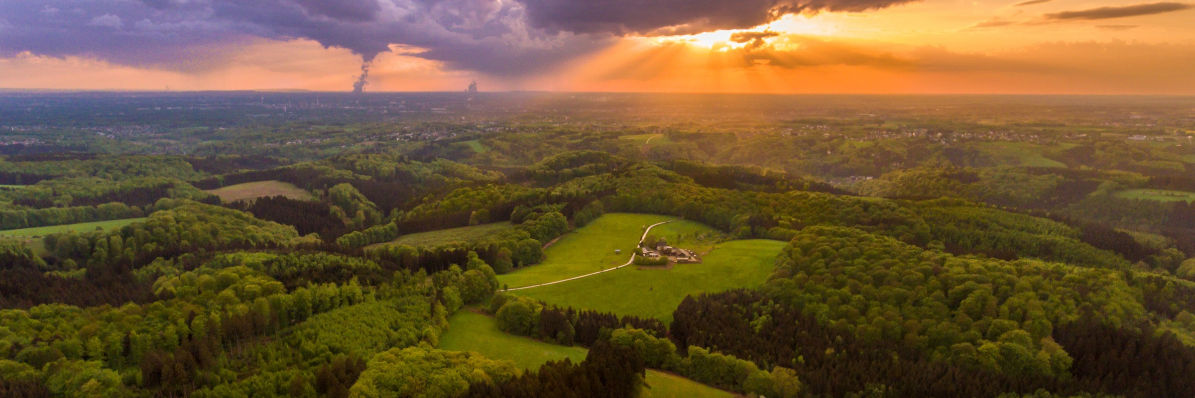Holzsteg durch die Dünen zum Strand bei Sonnenuntergang