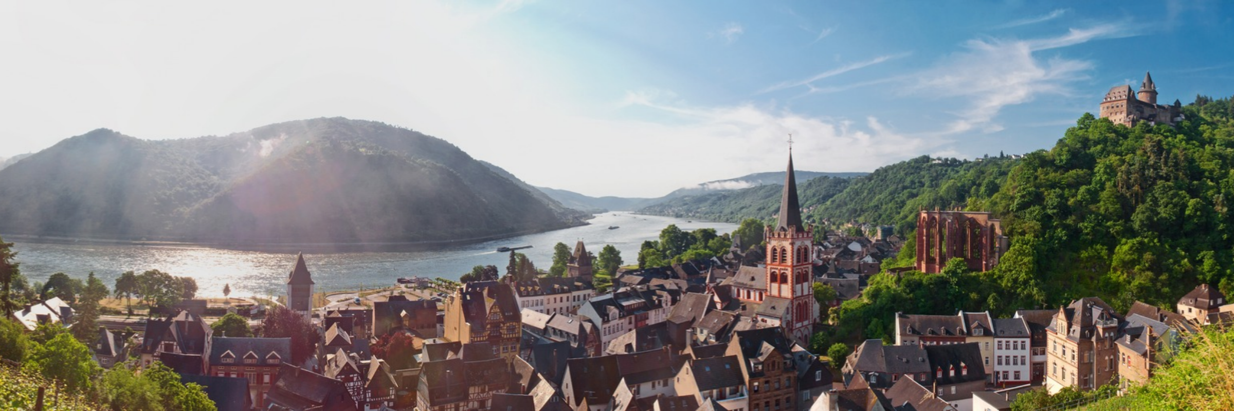 Blick auf fluss und Burgenlandschaft
